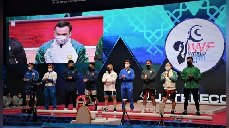 'JCh. Doston Yoqubovda ikkita oltin va bitta kumush'ning rasmi