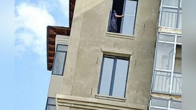 Изрображение 'В Бухаре 51-летняя женщина пыталась броситься с 8 этажа (видео)'