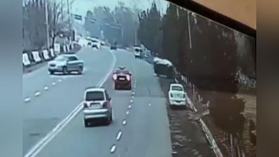 Изрображение 'В Андижане из-за водителя "Кобальта" "Дамас" с пассажирами перевернулся на дороге (видео)'