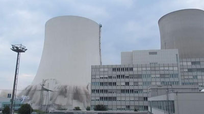 Изрображение 'В Германии взорвали две 150-метровые башни бывшей АЭС: впечатляющее видео'