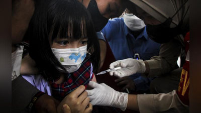 'Вакцина олаётган қизалоқ, Чикагодаги кучли қор бўрони, гуллар фестивали — 3 февраль суратлари'ning rasmi