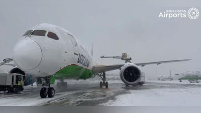 Изрображение 'Видео: борьба с последствиями стихии в аэропорту Ташкента'