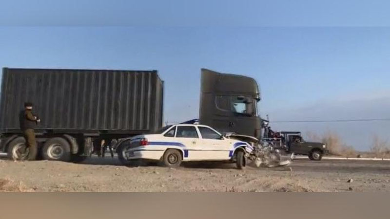 Изрображение 'В "Узбеккино" объяснили кадры, на которых грузовик таранит две машины ППС (видео)'