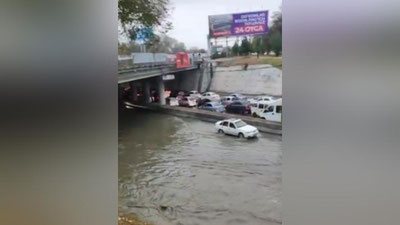 Изрображение 'Непрерывный дождь в Ташкенте затапливает участки дорог (видео)'