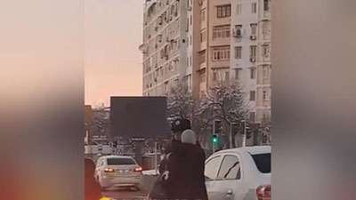 Изрображение 'В МВД объяснили кадры конфликта сотрудника ОВД с женщиной на дороге в Ташкенте (видео)'