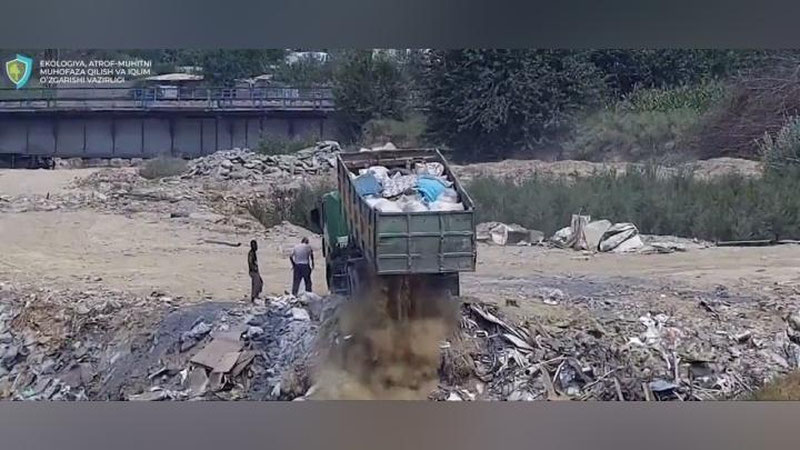 Изрображение 'Водитель мусоровоза из Ташкента был оштрафован за сброс мусора в неположенном месте'