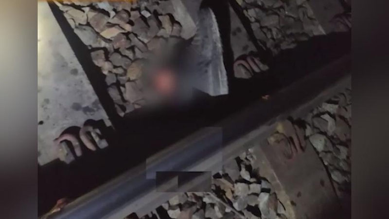 Изрображение 'В Ташкенте пенсионер потерял ногу, пытаясь пролезть под поездом (видео)'