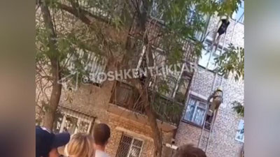 Изрображение 'В Яшнабаде девушка выпала из окна 4-го этажа (видео, 18+)'