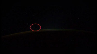 Изрображение 'Российский космонавт с МКС запечатлел группу из пяти неопознанных объектов (видео)'