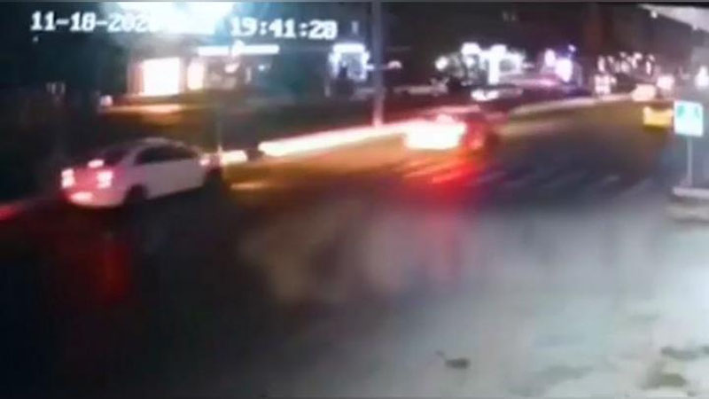 Изрображение 'Страшное ДТП в Бухаре попало на видео'