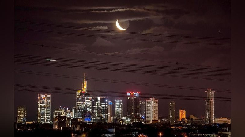 'Сўнаётган ой, Ғазодаги кучли ёмғир, АҚШда юз берган ЙТҲ — 28 январь суратлари'ning rasmi