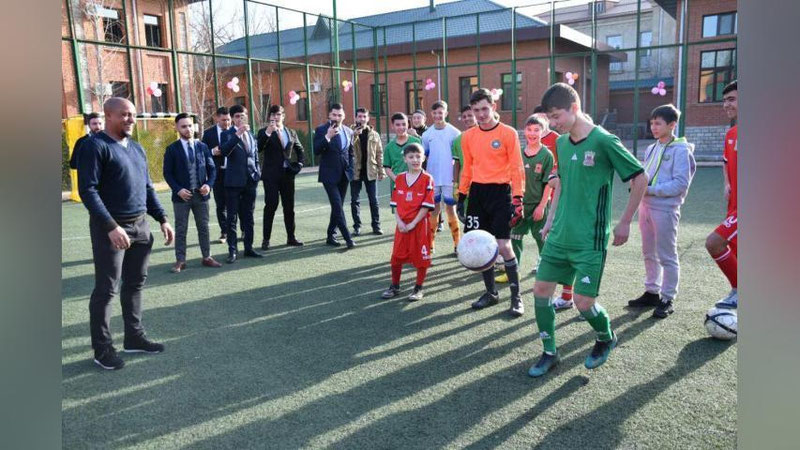 'Roberto Karlos Mehribonlik uyiga tashrif buyurib, bolajonlar bilan uchrashdi'ning rasmi