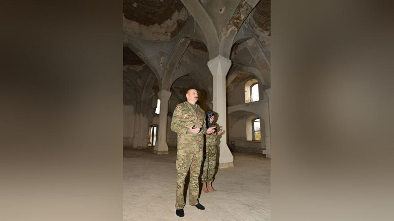 'Ozarbayjon Respublikasi Prezidenti rafiqasi bilan molxonaga aylantirilgan masjidga oyoqyalang kirib, uning devorlarini o`pdi'ning rasmi