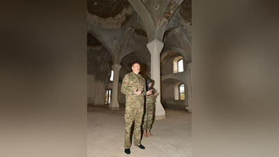 'Ozarbayjon Respublikasi Prezidenti rafiqasi bilan molxonaga aylantirilgan masjidga oyoqyalang kirib, uning devorlarini o`pdi'ning rasmi