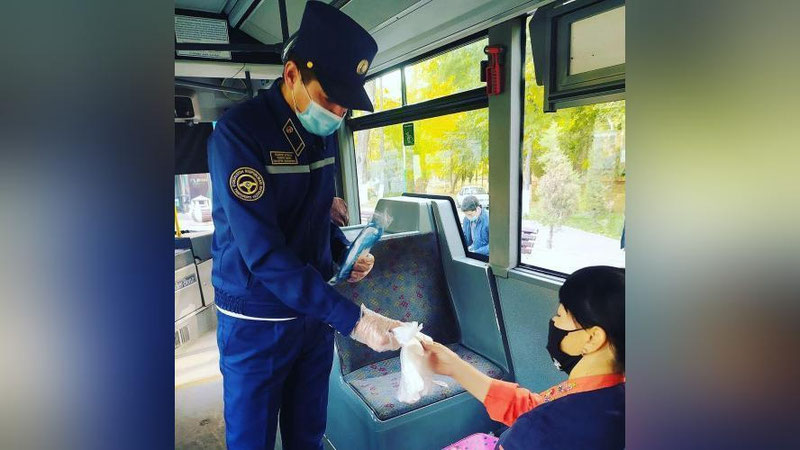 Изрображение 'Пассажира без перчаток и маски не пустят в транспорт, даже если он оплатит поездку'