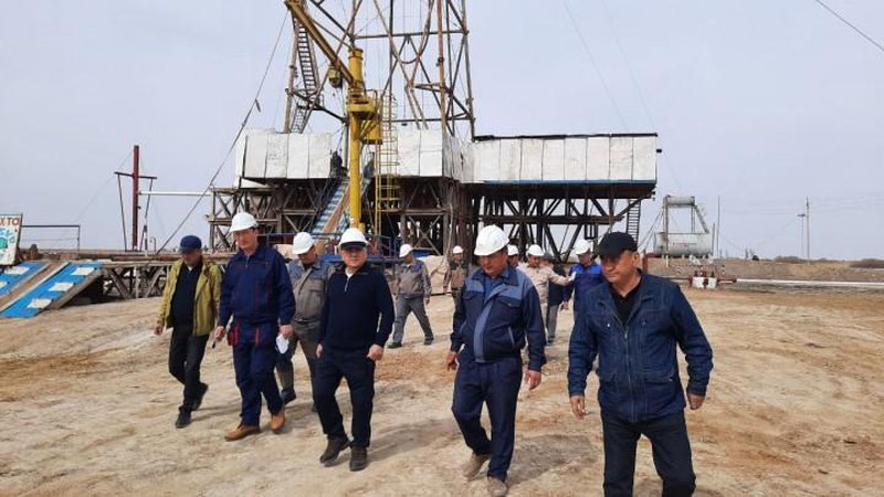 Изрображение 'Глава "Узбекнефтегаза" изучил условия проживания рабочих Устюртского газодобывающего управления'