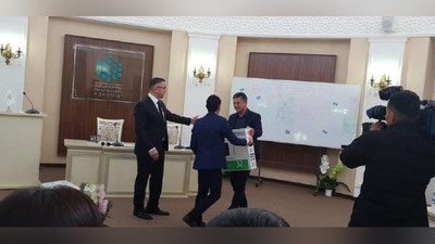 'Davlat xizmatlarining eng faol foydalanuvchisiga maxsus sovg`a topshirildi'ning rasmi