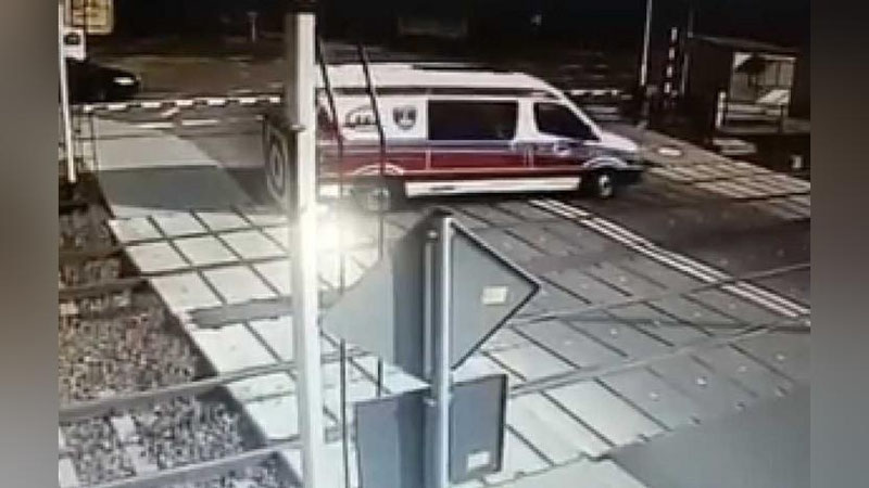 Изрображение 'В ПОЛЬШЕ ПОЕЗД ПРОТАРАНИЛ КАРЕТУ СКОРОЙ ПОМОЩИ: ДВОЕ ПОГИБЛИ (ВИДЕО)'