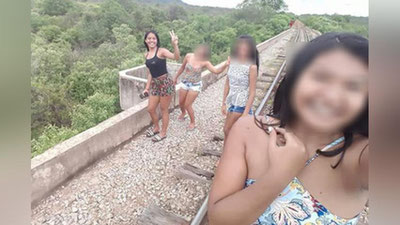 'Кўприк қулашидан бир неча сония илгари қизлар селфига тушишга улгуришди'ning rasmi