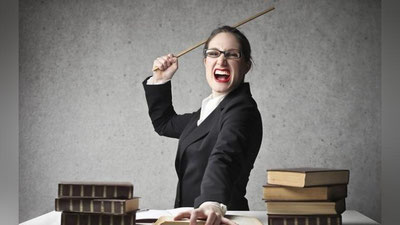 'Angrenda o`qituvchi o`quvchini ayovsiz do`pposladi(video)'ning rasmi