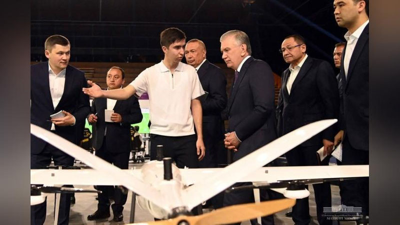 'Prezident Jizzaxdagi Kibersport arenasida yoshlar bilan uchrashdi'ning rasmi
