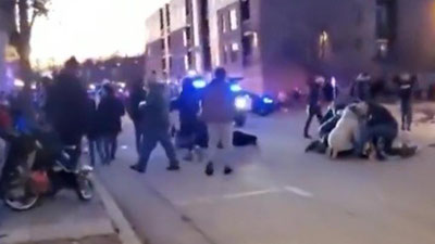 Изрображение 'Автомобиль въехал в толпу на рождественском параде в США: шокирующие кадры'