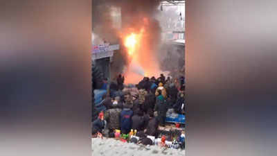 Изрображение 'В Ферганской области сгорели торговые контейнеры на базаре автозапчастей (видео)'