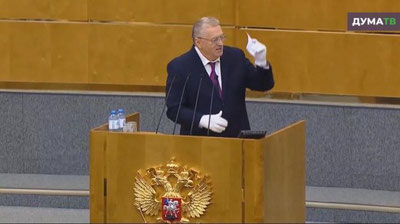 'Jirinovskiy Putin va Volodindan tashqari hammaga qo`l berib salomlashishni taqiqladi (Video)'ning rasmi