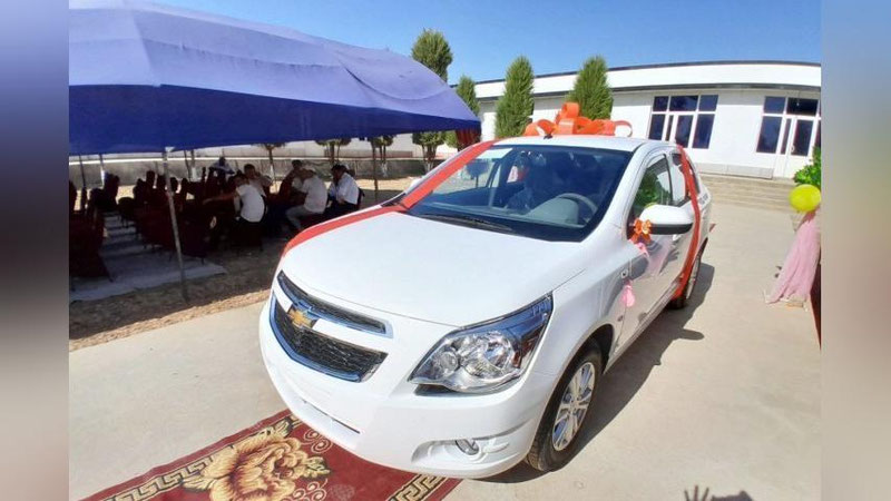 'Surxondaryoda paxta rejasini birinchilardan bajargan fermerga “Cobalt” mashinasi sovg`a qilindi'ning rasmi