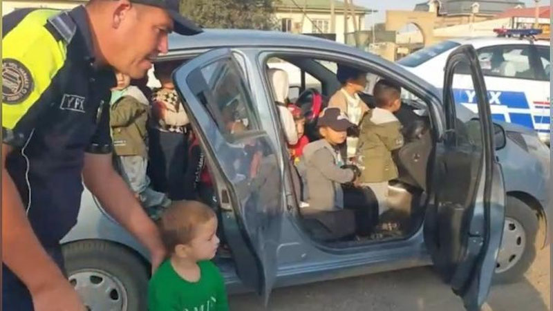 'Buxoroda Spark haydovchisi 25 nafar bolani mashinada olib ketayotgan vaqtda qo`lga tushdi (video)'ning rasmi