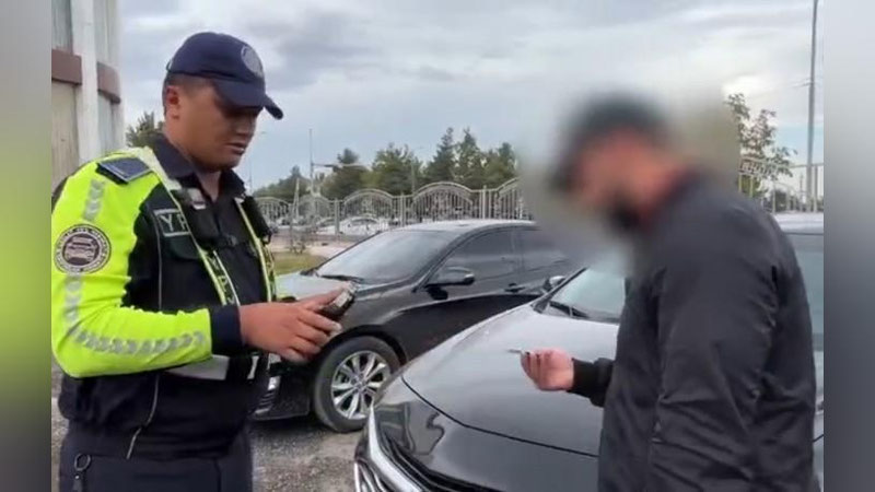 'Andijonda haydovchilar mashinaning davlat raqamini echib olib, guruh-guruh bo`lib harakatlandi'ning rasmi