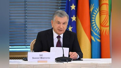 'Президент Германия иқтисодиёти Шарқий қўмитаси томонидан ташкил этилган иқтисодий форумда нутқ сўзламоқда'ning rasmi