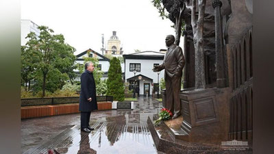 'Шавкат Мирзиёев Москвадаги Ислом Каримов хиёбонида бўлди'ning rasmi