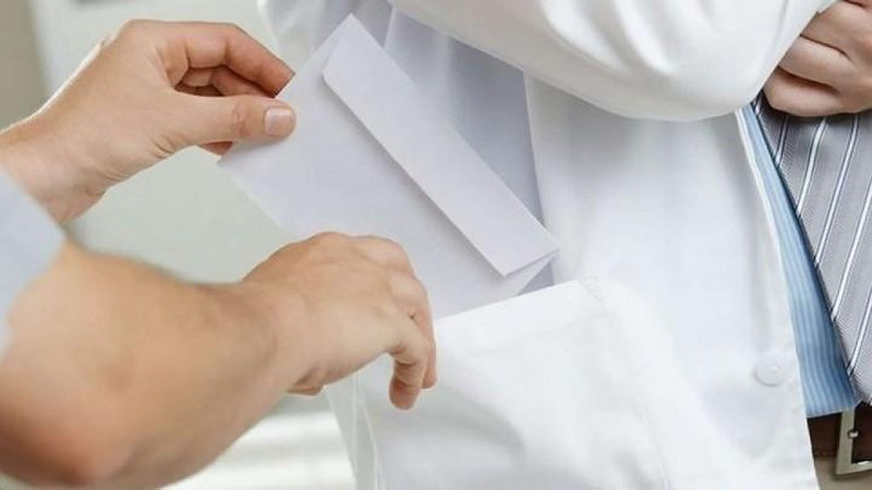 'Andijonda tibbiyot xodimi pora bilan qo`lga tushdi. Buning ortidan markaz direktori ishdan olindi'ning rasmi