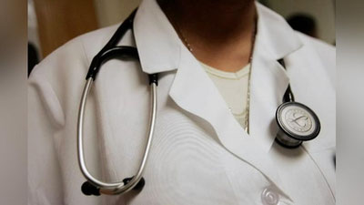 '"Dok-1 Maks"ni fosh qilgan shifokorlar ishga tiklanishi mumkinligi xabar qilindi'ning rasmi