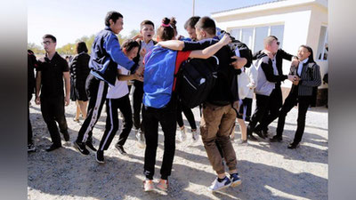 'Nukusda yuqori sinf o`quvchilari o`rtasida yangicha harbiy-sport estafetasi o`tkazildi (Video)'ning rasmi