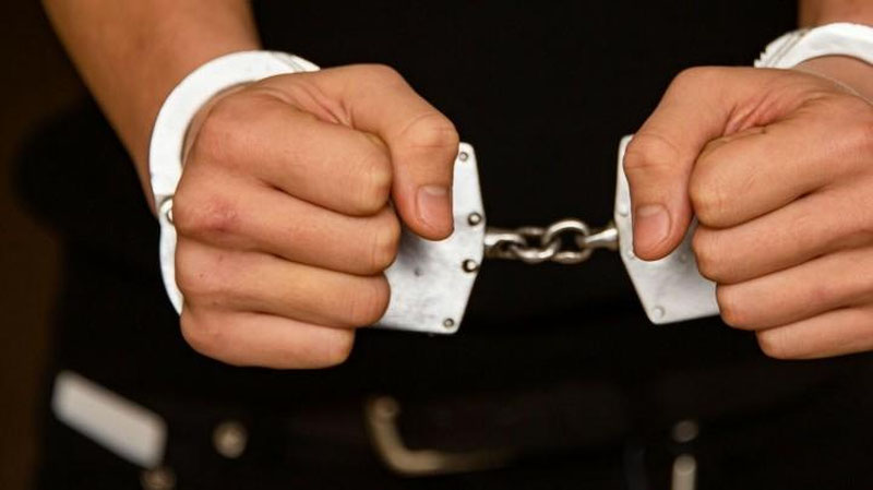 '"Gashish" bilan savdo qilgan ikki nafar fuqaroga nisbatan sud hukmi o`qildi'ning rasmi