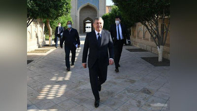 Изрображение 'Шавкат Мирзиёев посетил мавзолей Бахоуддина Накшбанда в Бухаре (фото)'