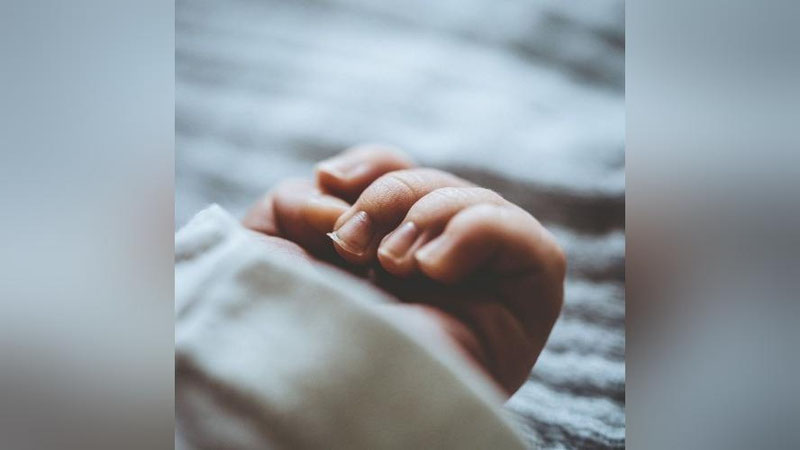 Изрображение 'В Ташкенте 3-летняя девочка погибла, упав с лестницы'