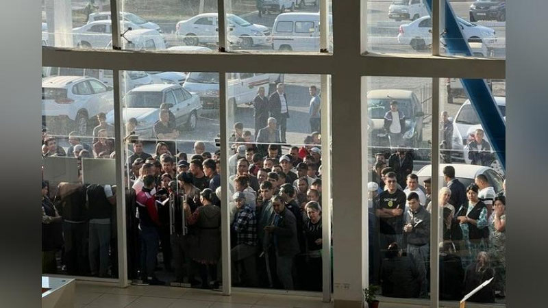 'Mashinalar uchun shartnomalar ochilishi xabari ortidan avtosalonlar yana odamlar bilan to`ldi. UzAuto Motors vaziyatga oydinlik kiritdi (video)'ning rasmi