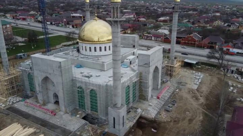 'O`zbekistonlik quruvchilar Chechenistonda Buxoro uslubida masjid qurmoqda (Video)'ning rasmi