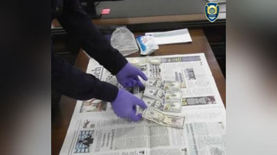 'Oqoltinda haydovchilik guvohnomasini olib bermoqchi bo`lgan firibgar ushlandi'ning rasmi