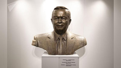 'Qashqadaryodagi maktablarda Islom Karimov byusti uchun majburiy pul yig`ilgani haqida xabarlar tarqaldi'ning rasmi