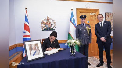 Изрображение 'Танзила Нарбаева оставила запись в книге соболезнований в посольстве Британии'