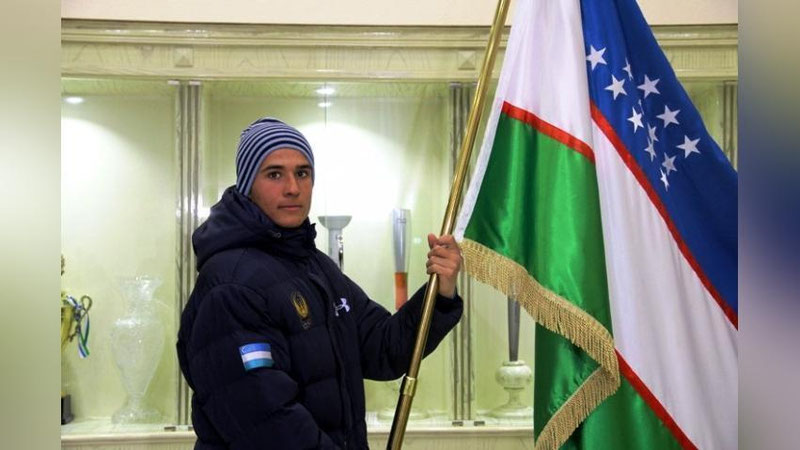 'Комил Тўхтаев ХХIII қишки Олимпия ўйинларининг очилиш маросимида Ўзбекистон байроғини кўтаради'ning rasmi