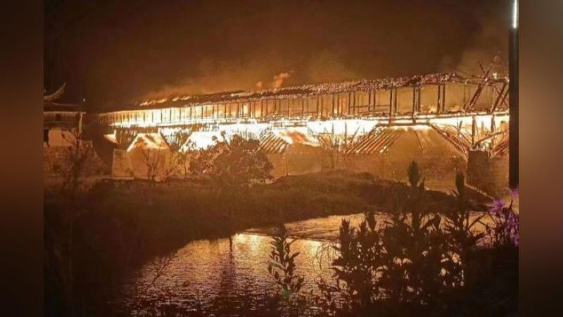 'Xitoyda 900 yillik tarixga ega, eng uzun ko`prigi yonib ketdi'ning rasmi