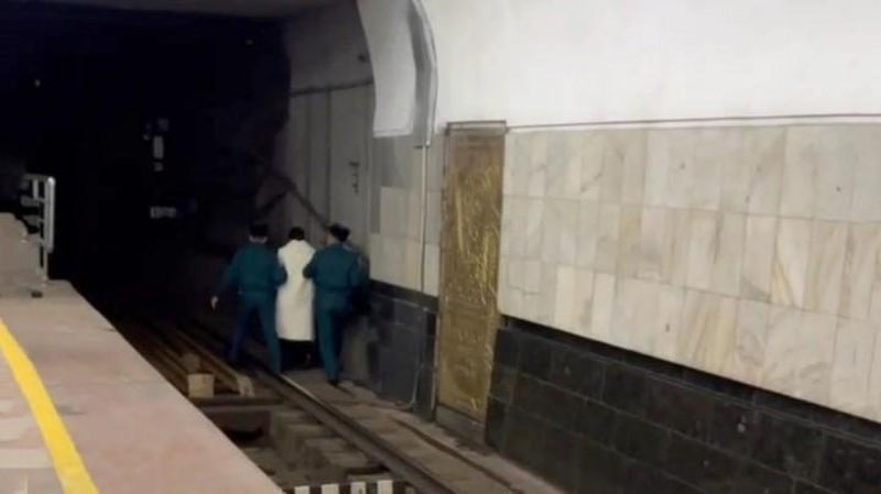 'Toshkent metrosida ayol poezd yo`lagiga tushib ketdi (video)'ning rasmi