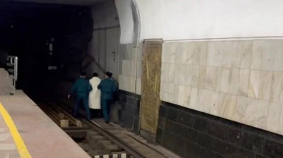 'Toshkent metrosida ayol poezd yo`lagiga tushib ketdi (video)'ning rasmi