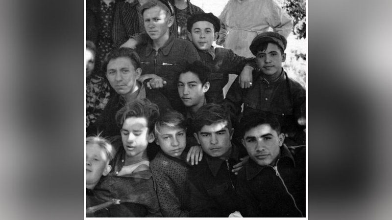 'O`zbekistonning birinchi prezidenti Islom Karimovning yoshligi haqida hikoya qiluvchi suratlar'ning rasmi