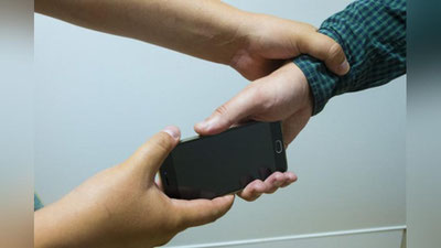 'Yaxshilik qilmoqchi bo`lgan maktab o`quvchisi chuv tushdi'ning rasmi